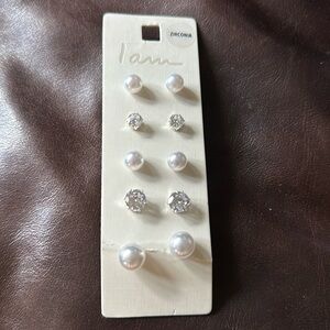 🌞3/$20 NWOT I am Zirconia Set of Stud Earrings
